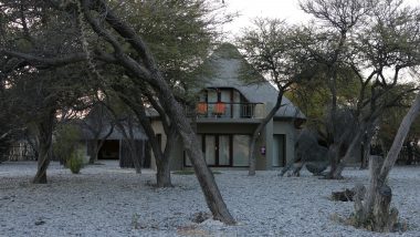Okaukuejo premiere waterhole chalet